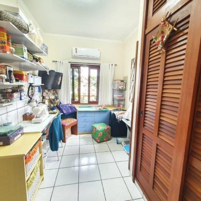 Casa Residencial com 370m², 4 quartos, 1 suíte, 2 garagens, no bairro Carianos em Florianópolis