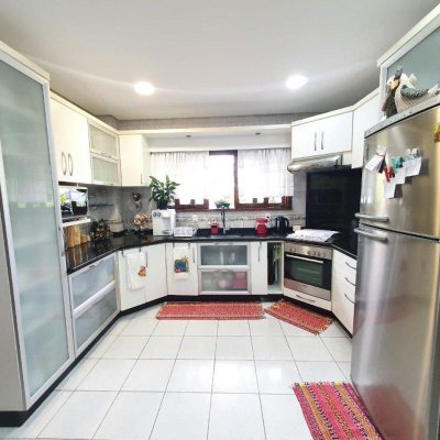 Casa Residencial com 370m², 4 quartos, 1 suíte, 2 garagens, no bairro Carianos em Florianópolis