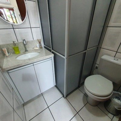 Casa Residencial com 370m², 4 quartos, 1 suíte, 2 garagens, no bairro Carianos em Florianópolis