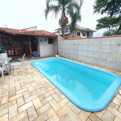 Casa Residencial com 370m², 4 quartos, 1 suíte, 2 garagens, no bairro Carianos em Florianópolis