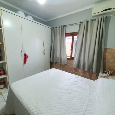 Casa Residencial com 370m², 4 quartos, 1 suíte, 2 garagens, no bairro Carianos em Florianópolis