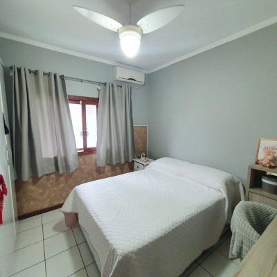 Casa Residencial com 370m², 4 quartos, 1 suíte, 2 garagens, no bairro Carianos em Florianópolis