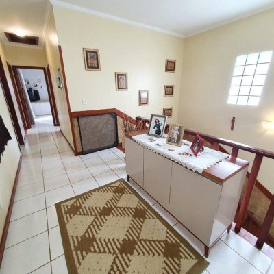 Casa Residencial com 370m², 4 quartos, 1 suíte, 2 garagens, no bairro Carianos em Florianópolis