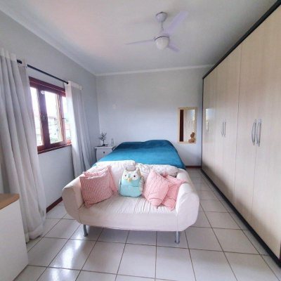 Casa Residencial com 370m², 4 quartos, 1 suíte, 2 garagens, no bairro Carianos em Florianópolis