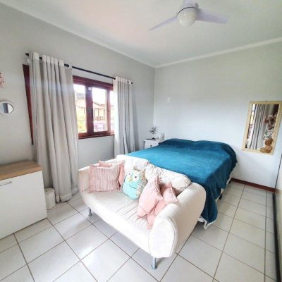 Casa Residencial com 370m², 4 quartos, 1 suíte, 2 garagens, no bairro Carianos em Florianópolis