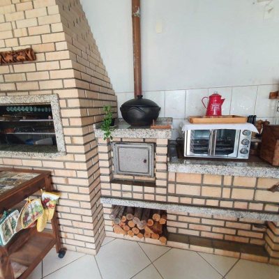 Casa Residencial com 370m², 4 quartos, 1 suíte, 2 garagens, no bairro Carianos em Florianópolis