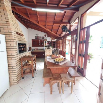 Casa Residencial com 370m², 4 quartos, 1 suíte, 2 garagens, no bairro Carianos em Florianópolis