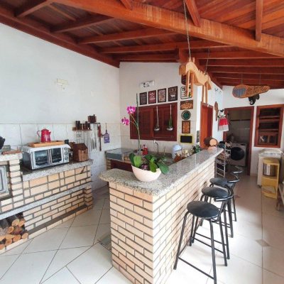 Casa Residencial com 370m², 4 quartos, 1 suíte, 2 garagens, no bairro Carianos em Florianópolis