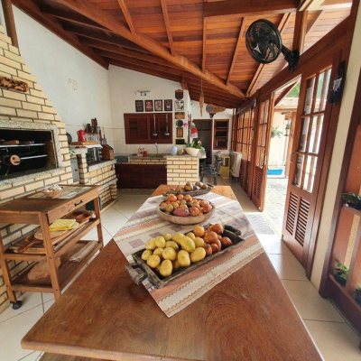 Casa Residencial com 370m², 4 quartos, 1 suíte, 2 garagens, no bairro Carianos em Florianópolis