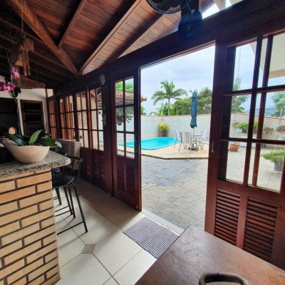 Casa Residencial com 370m², 4 quartos, 1 suíte, 2 garagens, no bairro Carianos em Florianópolis