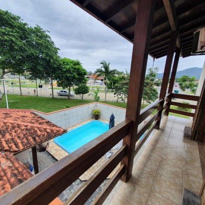 Casa Residencial com 370m², 4 quartos, 1 suíte, 2 garagens, no bairro Carianos em Florianópolis