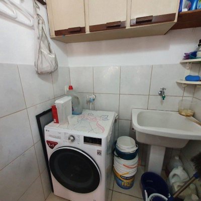 Casa Residencial com 370m², 4 quartos, 1 suíte, 2 garagens, no bairro Carianos em Florianópolis