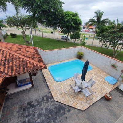 Casa Residencial com 370m², 4 quartos, 1 suíte, 2 garagens, no bairro Carianos em Florianópolis