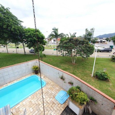 Casa Residencial com 370m², 4 quartos, 1 suíte, 2 garagens, no bairro Carianos em Florianópolis