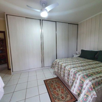 Casa Residencial com 370m², 4 quartos, 1 suíte, 2 garagens, no bairro Carianos em Florianópolis