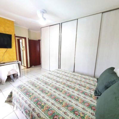 Casa Residencial com 370m², 4 quartos, 1 suíte, 2 garagens, no bairro Carianos em Florianópolis