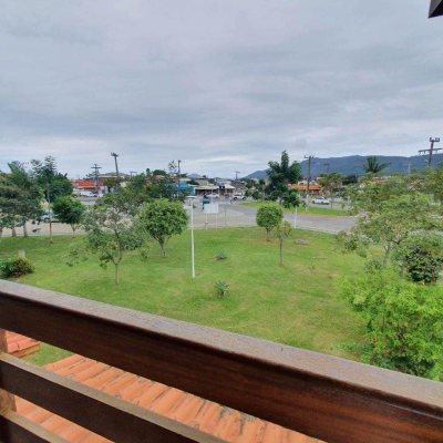 Casa Residencial com 370m², 4 quartos, 1 suíte, 2 garagens, no bairro Carianos em Florianópolis