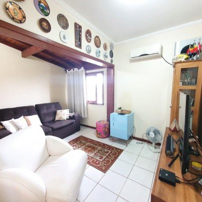 Casa Residencial com 370m², 4 quartos, 1 suíte, 2 garagens, no bairro Carianos em Florianópolis