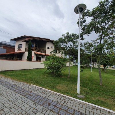 Casa Residencial com 370m², 4 quartos, 1 suíte, 2 garagens, no bairro Carianos em Florianópolis