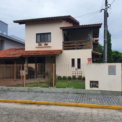 Casa Residencial com 370m², 4 quartos, 1 suíte, 2 garagens, no bairro Carianos em Florianópolis