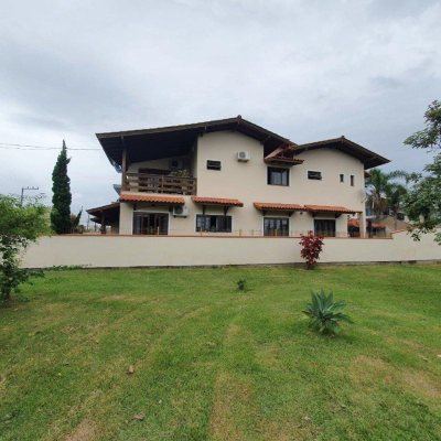 Casa Residencial com 370m², 4 quartos, 1 suíte, 2 garagens, no bairro Carianos em Florianópolis
