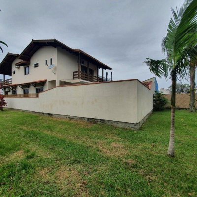Casa Residencial com 370m², 4 quartos, 1 suíte, 2 garagens, no bairro Carianos em Florianópolis