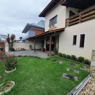 Casa Residencial com 370m², 4 quartos, 1 suíte, 2 garagens, no bairro Carianos em Florianópolis