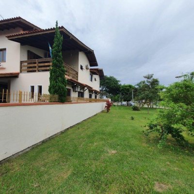 Casa Residencial com 370m², 4 quartos, 1 suíte, 2 garagens, no bairro Carianos em Florianópolis