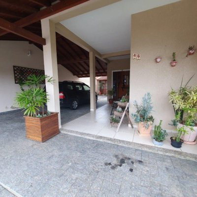 Casa Residencial com 370m², 4 quartos, 1 suíte, 2 garagens, no bairro Carianos em Florianópolis