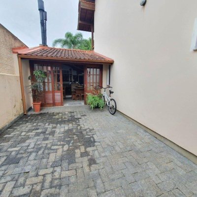 Casa Residencial com 370m², 4 quartos, 1 suíte, 2 garagens, no bairro Carianos em Florianópolis