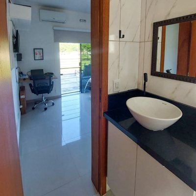 Casa Residencial com 133m², 3 quartos, 2 suítes, 3 garagens, no bairro São João Do Rio Vermelho em Florianópolis