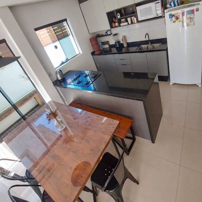 Casa Residencial com 133m², 3 quartos, 2 suítes, 3 garagens, no bairro São João Do Rio Vermelho em Florianópolis