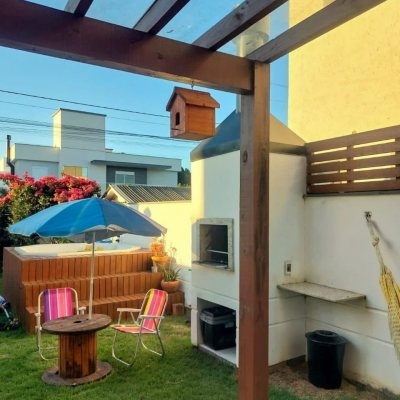 Casa Residencial com 133m², 3 quartos, 2 suítes, 3 garagens, no bairro São João Do Rio Vermelho em Florianópolis