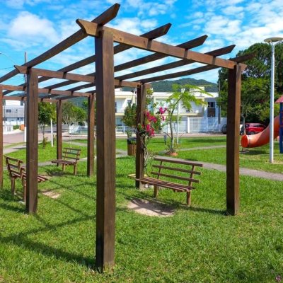 Casa Residencial com 133m², 3 quartos, 2 suítes, 3 garagens, no bairro São João Do Rio Vermelho em Florianópolis