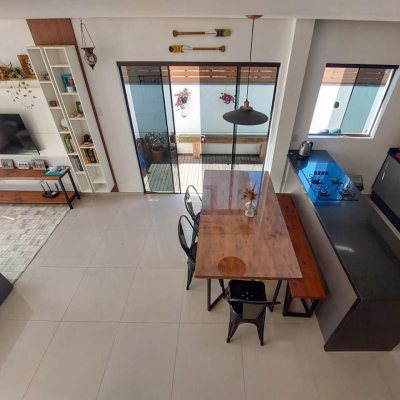 Casa Residencial com 133m², 3 quartos, 2 suítes, 3 garagens, no bairro São João Do Rio Vermelho em Florianópolis