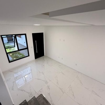 Sobrado Residencial com 110m², 3 quartos (sendo 1 suíte), 2 garagens, no bairro Sertão Do Maruim em São José