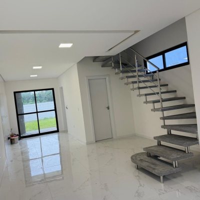 Sobrado Residencial com 110m², 3 quartos (sendo 1 suíte), 2 garagens, no bairro Sertão Do Maruim em São José