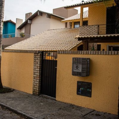 Casa Residencial com 189m², 4 quartos, 3 garagens, no bairro Campeche em Florianópolis