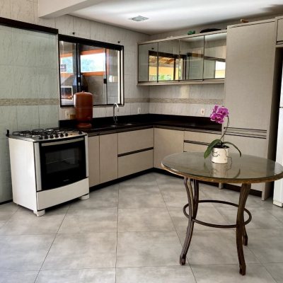 Casa Residencial com 189m², 4 quartos, 3 garagens, no bairro Campeche em Florianópolis