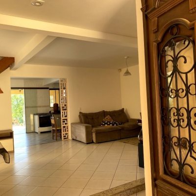 Casa Residencial com 189m², 4 quartos, 3 garagens, no bairro Campeche em Florianópolis