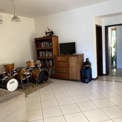 Casa Residencial com 189m², 4 quartos, 3 garagens, no bairro Campeche em Florianópolis