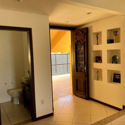 Casa Residencial com 189m², 4 quartos, 3 garagens, no bairro Campeche em Florianópolis