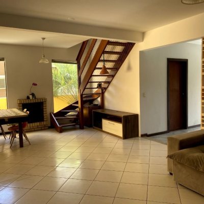 Casa Residencial com 189m², 4 quartos, 3 garagens, no bairro Campeche em Florianópolis