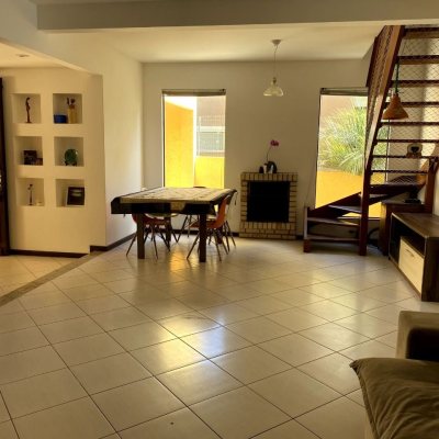 Casa Residencial com 189m², 4 quartos, 3 garagens, no bairro Campeche em Florianópolis