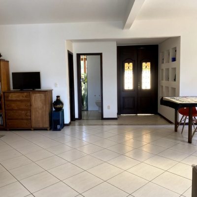 Casa Residencial com 189m², 4 quartos, 3 garagens, no bairro Campeche em Florianópolis