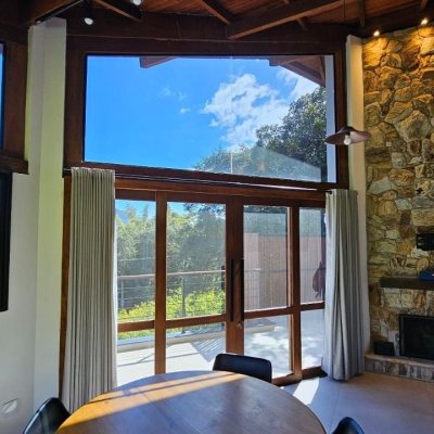 Casa Residencial com 350m², 5 quartos, 3 suítes, 5 garagens, no bairro Lagoa Da Conceição em Florianópolis