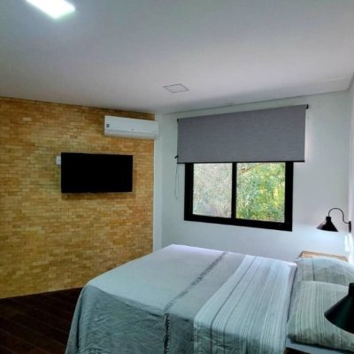 Casa Residencial com 350m², 5 quartos, 3 suítes, 5 garagens, no bairro Lagoa Da Conceição em Florianópolis