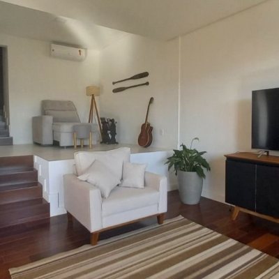 Casa Residencial com 350m², 5 quartos, 3 suítes, 5 garagens, no bairro Lagoa Da Conceição em Florianópolis