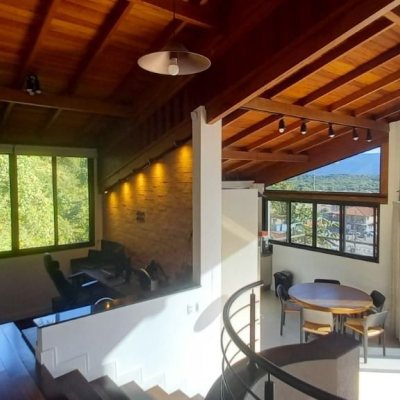 Casa Residencial com 350m², 5 quartos, 3 suítes, 5 garagens, no bairro Lagoa Da Conceição em Florianópolis