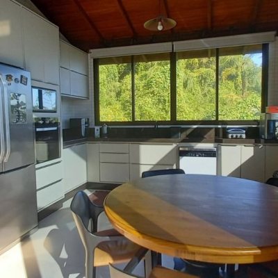 Casa Residencial com 350m², 5 quartos, 3 suítes, 5 garagens, no bairro Lagoa Da Conceição em Florianópolis